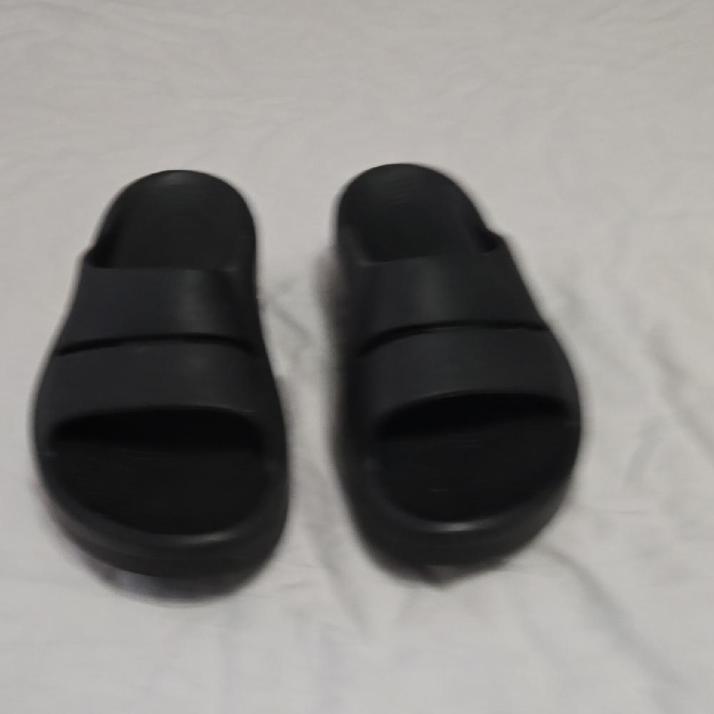 Womens Size 8 Oofos Shoes